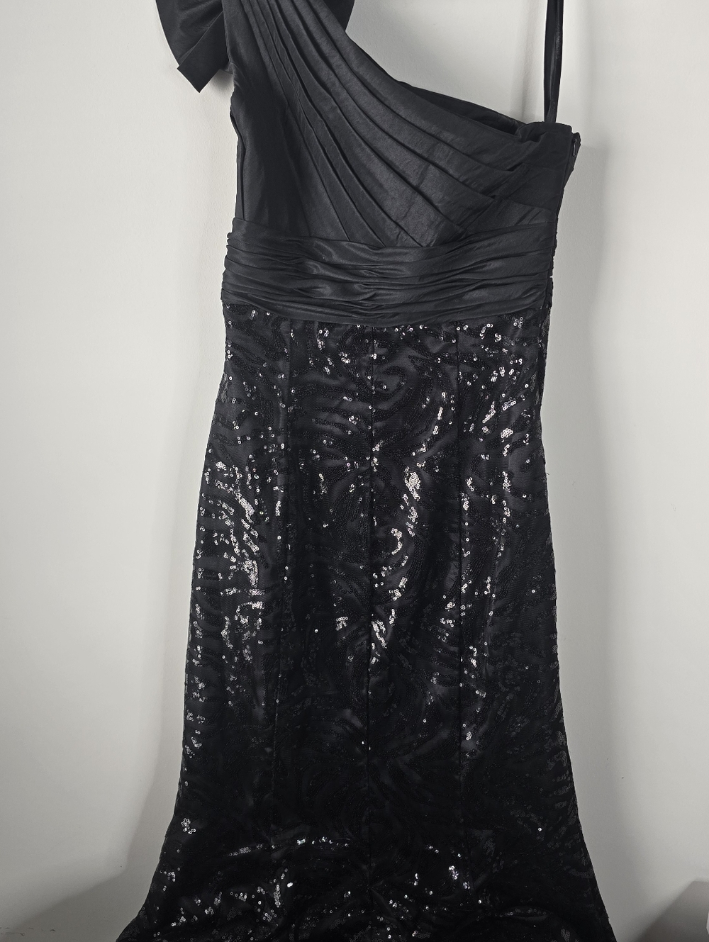 Tony Bowls La Gala Black Sequin Pleated One Shoulder Formal Gown 4 Mermaid Hem - Picture 8 of 16